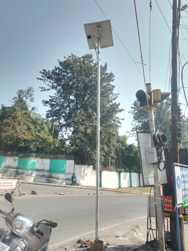 sudhirhp's tweet image. योल बाज़ार में कैंटोनमेंट भंग होने के बाद से बंद पड़ी लाइटों की जगह नई सोलर लाइटे लगवा दी गई हैं । 

महिलाओं व बुजुर्गों सहित व्यापार मंडल योल की मांग आज पूरी कर दी गई । 
जय श्री राम 🚩