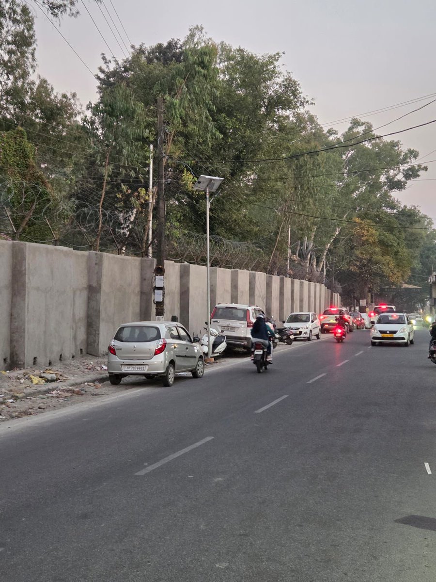 sudhirhp's tweet image. योल बाज़ार में कैंटोनमेंट भंग होने के बाद से बंद पड़ी लाइटों की जगह नई सोलर लाइटे लगवा दी गई हैं । 

महिलाओं व बुजुर्गों सहित व्यापार मंडल योल की मांग आज पूरी कर दी गई । 
जय श्री राम 🚩