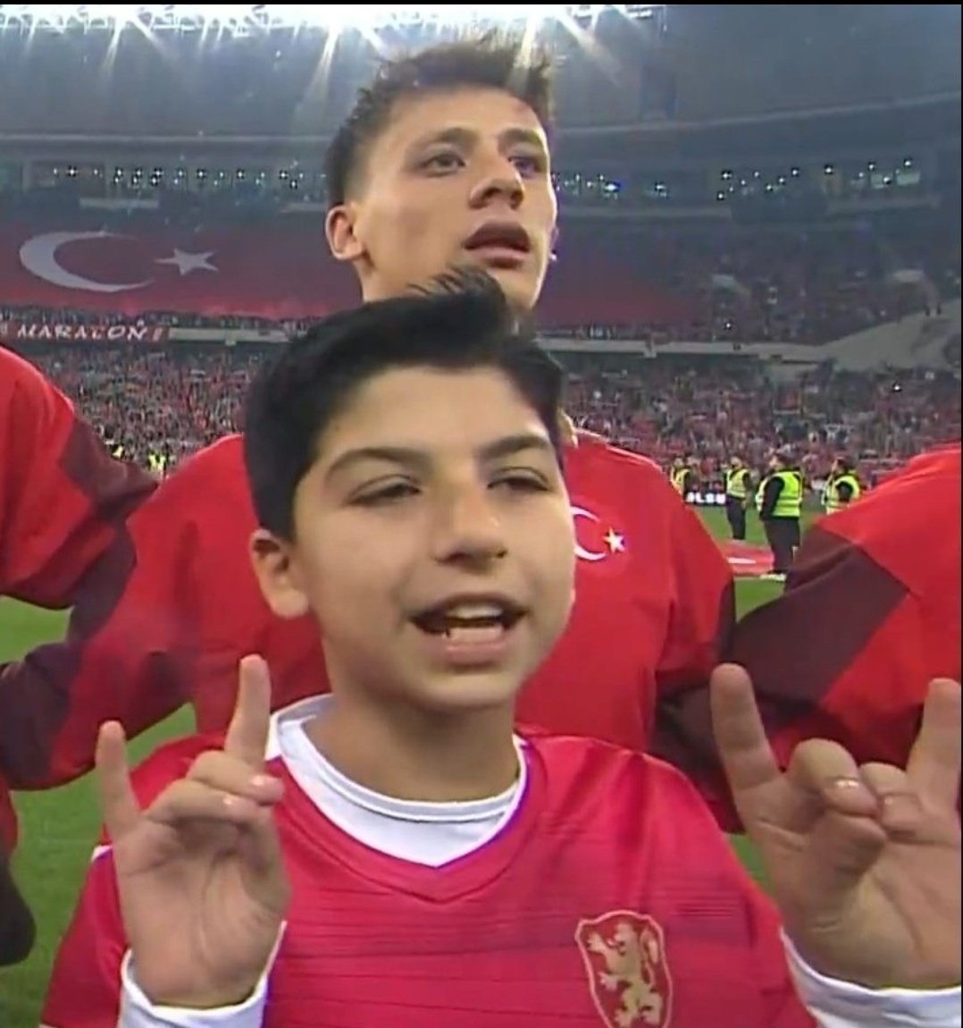 Ekrana 10 saniye bakınca Ortalama 10 yıl sonra;
Kadın ticareti 
Uyuşturucu taciri
Adam yaralama 
Gasp 
Ensest ilişki
Adam öldürme
Tehdit
Şantaj ve mahallenin huzurunu bozacak bir çocuk görüyorsunuz. 
Hiç şaşmaz not edin 10 yıl sonra görüşürüz.