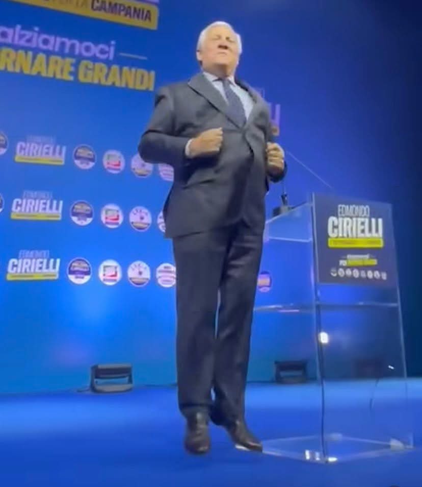 BlobRai3's tweet image. &quot;4 SALTI...DALLA PADELLA ALLA BRACE&quot;?!?
&quot;Tajani si scatena al coro &apos;Chi non salta comunista è&apos;&quot;. (Napoli, 14 novembre. TgLa7).
Alle 20 #blobredux, riassunto della settimana...