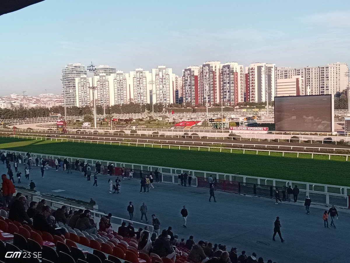 Herkese selamlar mutlu pazarlar dilerim 
Sakarya koşusunda start alacak taylara ve binicilere başarılar diliyorum