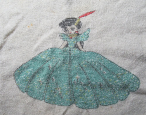 発掘された古い子供服に描かれていたこのキャラは何者なのか。何かのアニメのキャラなんですかね？？