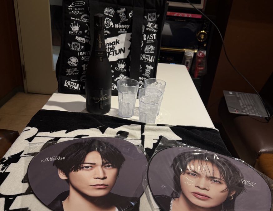 mickeyminipyon's tweet photo. @j_kmxxx 私も買って配信見ながら飲みました！！！
カラオケに持っていくまでに振られてたのか少し溢れて焦ったwww https://t.co/XhzAATKyv7