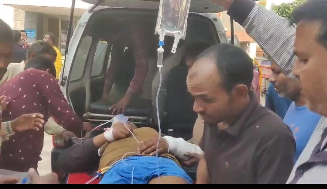 आखिर यूपी में अपराधी इतने बेखौफ़ क्यों हैं?

कब तक पूर्व सैनिक, किसान, गरीब और आम नागरिक दबंगों के निशाने पर रहेंगे?

गोंडा में पंचायत के दौरान हुआ खूनी हमला तीन लोग गंभीर रूप से घायल

गोंडा ज़िले के कोयली गांव में हुई घटना ने एक बार फिर ये साबित कर दिया है कि उत्तर प्रदेश में