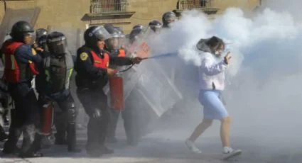 Ante la provocación violenta del Bloque Negro, se justificó la represión policial a todos los presentes y deslegitimar la marcha. 

¿ A quién le convienen las provocaciones del Bloque Negro?
Elemental.