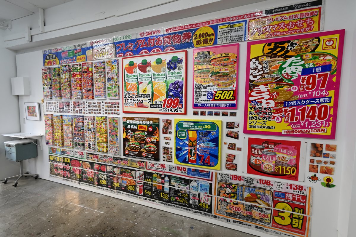 yyksm46's tweet image. 田端の #WISHLESS Galleryで李漢強さんの個展「チラシはわたし」を見てきました。視覚に訴えかけてくる情報量の嵐たるチラシを忠実に描写した作品たちが凄かった