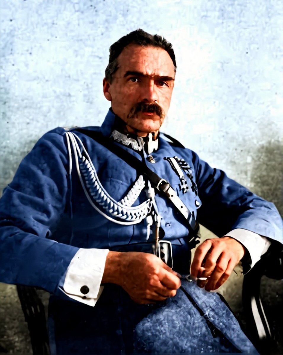 "Jako wódz naczelny armji 🇵🇱,pragnę notyfikować rządom i narodom wojującym i neutralnym istnienie państwa polskiego niepodległego, obejmującego wszystkie ziemie zjednoczonej Polski."
16 XI 1918 J.Piłsudski nadał depeszę notyfikującą powstanie niepodległej Polski do rządów państw.