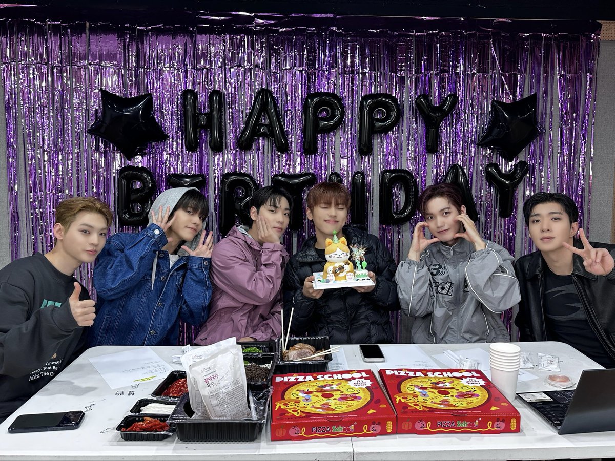 [#LightONF] 25.11.16 HAPPY MINKYUN DAY LIVE 📸 

온앤오프의 깜냥이 민균이의 생일🐈‍⬛
퓨즈들과 함께 할 수 있어 더 행복했습니다!🥳
추운 겨울 민균이에게 따뜻한 사랑을 주셔서 감사해요오💚
하나둘셋 민균아 생일 축하해!

#온앤오프 #ONF #민균 #MINKYUN
#HAPPYMINKYUNDAY