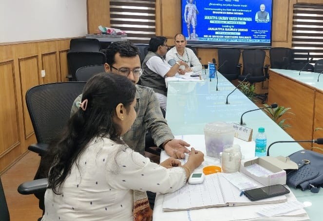 RailMinIndia's tweet photo. A health check-up camp was organised at the DRM Office, New Delhi, as part of the Janjatiya Gaurav Varsh Pakhwada, followed by a seminar covering topics from tribal entrepreneurship to socio-economic development.

#JanjatiyaGauravVarsh https://t.co/fxYEQ2QIDe