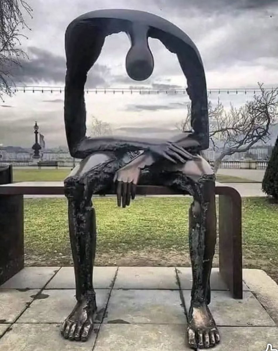 El gran vacío.

Hay un silencio que no cabe en el mundo,
un hueco inmenso que no entiende de horas,
un latido roto que insiste en quedarse
cuando todo lo demás intenta seguir.

Tu nombre aún respira en cada rincón,
en cada gesto que el alma recuerda,
en cada mañana que te busca