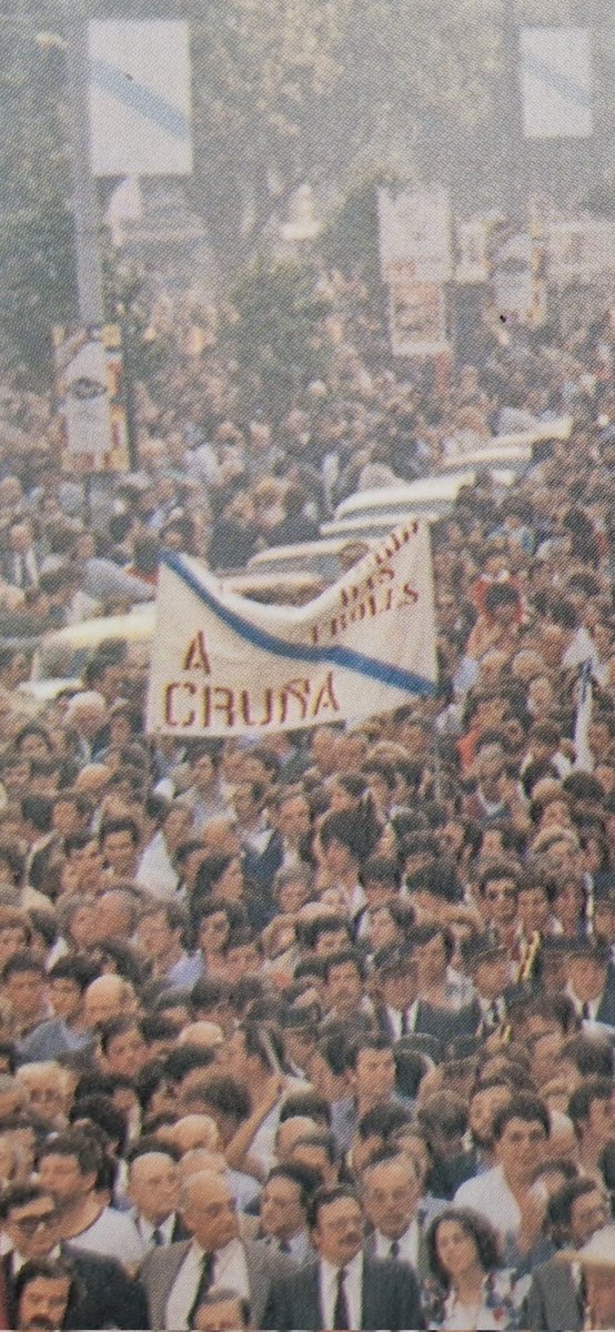 Bandeiras galegas e unha multitude na manifestación pola capitalidade en 1982. #Coruña #Galicia
