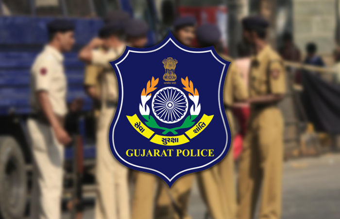 arunpudur's tweet photo. Gir–Somnath : Gujarat Police recovered huge quantities of weapons from a Dargah named Hazrat Kachchi Pir Baba Dargah.

We can't live with them! 

We just can't! https://t.co/P4pzPXhZqq