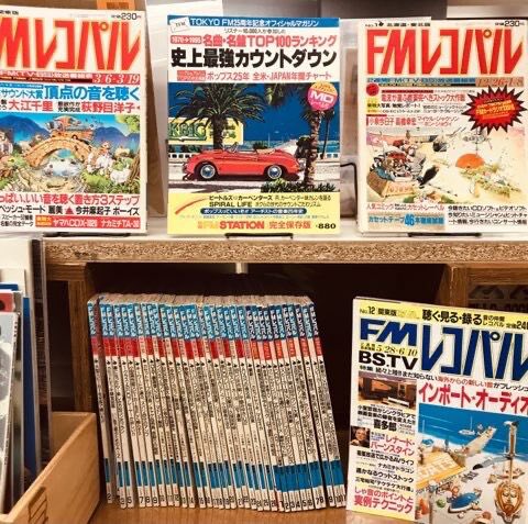 N80basic's tweet photo. @kazzykazycom FMレコパル、FMファンといった雑誌や、エアチェックしたカセットテープの背に5等分した絵を入れて並べてインデックスシートでタイトルを刻む https://t.co/nhYrQgAQIZ