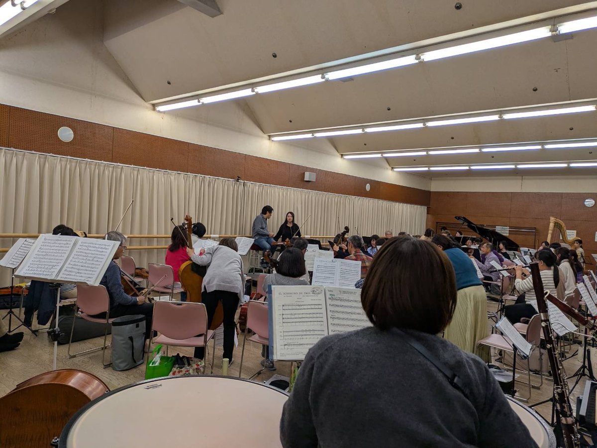 edo_phil's tweet photo. 本番までいよいよ1週間となりました。藤岡先生によるショスタコーヴィチ及びファリャの合奏で、トレーナーの先生方、エキストラの皆様も多く��加されました。歌い方が淡白な箇所では「エブリバディ草食過ぎる！毎日肉食べて！！」と檄が！！まだ1週間あるので「進化」を止めずに頑張ります。 https://t.co/i2S43DcWfl