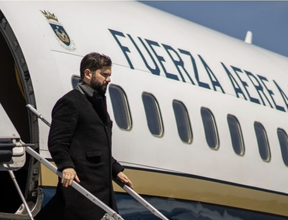 fachininja's tweet photo. La deuda fiscal es histórica.
45% de los chilenos no llega a fin de mes.
No hay fondos para Salud o Educación.

Pero Boric, el cretino responsable, llegó hace 2 días a Punta Arenas en un vuelo de la FACH que cuesta $32 millones de la nuestra, para disfrutar un fin de semana en la Mansión familiar.

A sacar a estos Malditos.

#Presidenciales2025
#Elecciones2025