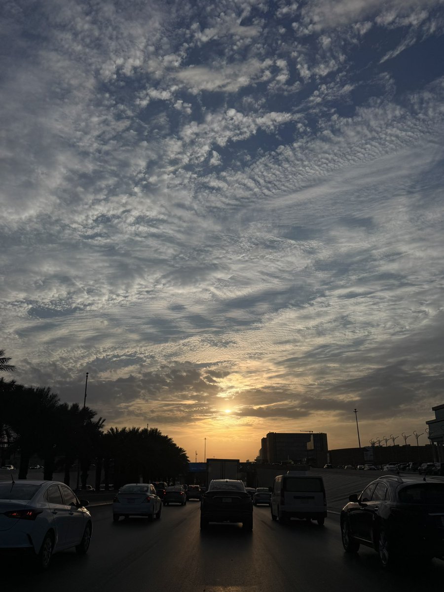 لازم تشع ان قالها الله امانيك 
مهما غفت في ليل الأقدار شمسك 
 -
لا يشغلك عن فرحة الجاي ماضيك 
ولا يسرقك من واقعك صوت هجسك 
-
ولا تيأس ان يبست منابت مساعيك  
بكرة يسيل الغيم ويطول غرسك