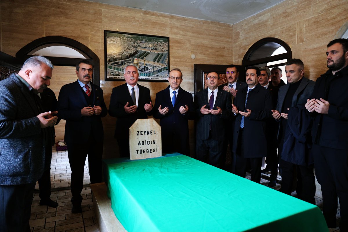 AliBakantr's tweet photo. 📍 Hz. İmam Zeynel Âbidin Türbesi

Millî Eğitim Bakanımız Sayın @Yusuf__Tekin ile birlikte, Zeynel Abidin Vakfı tarafından düzenlenen Abdal Musa Birlik Lokması ve Cem Etkinliğine katılarak canlarımızla aynı gönül ikliminde buluştuk.

Hak muhabbetinin, birlik ve kardeşliğin yoğrulduğu bu anlamlı programı düzenleyen Hz. İmam Zeynel Âbidin Türbesi Kültür Vakfı ve Cemevi Başkanı Ergün Tuluk ve Vakıf Dedesi Ali Ekber Karaduman başta olmak üzere, emeği geçen tüm canlarımıza yürekten teşekkür ediyorum.

Birlik lokmasını hazırlayan, gönülden paylaşan tüm hayır sahiplerinin lokmaları kabul, duaları makbul olsun. Rabbim birliğimizi, dirliğimizi daim eylesin.
