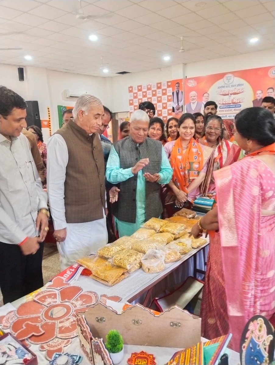 BJP4Rajasthan's tweet photo. आज भीलवाड़ा में "आत्मनिर्भर भारत संकल्प अभियान" एवं स्वदेशी मेला कार्यक्रम के तहत भव्य महिला सम्मेलन का सफल आयोजन किया गया। कार्यक्रम में वक्ता के रूप में श्रीमती पायल परसरामपुरिया सम्मिलित हुई।

इस दौरान राजस्थान सरकार में श्री विश्वकर्मा कौशल विकास बोर्ड के अध्यक्ष श्री @ramgopal4bjp, भाजपा प्रदेश महामंत्री एवं सांसद श्री @DamodarAgarwalB, भीलवाड़ा जिला अध्यक्ष श्री प्रशांत मेवाड़ा, जिला प्रमुख श्रीमती बरजी देवी भील, महिला मोर्चा जिलाध्यक्ष श्रीमती मंजू पालीवाल, कार्यक्रम संयोजक श्रीमती रेखा अजमेरा सहित भीलवाड़ा जिला कार्यकारिणी सदस्य उपस्थित रहे।