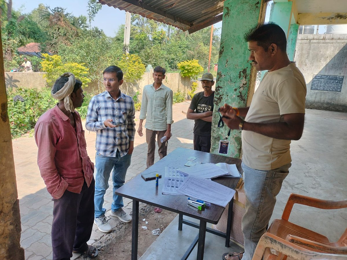 મતદારયાદી સઘન સુધારણા-૨૦૨૬ અન્વયે ઝૂંબેશ અંતર્ગત વિવિધ મતદાન મથકોની મુલાકાત લઈને કામગીરીની સમીક્ષા કરી, BLO સાથે વાતચીત કરીને ફોર્મ વિતરણ, માર્ગદર્શન અને જનજાગૃતિની પ્રગતિની ચકાસણી કરી.