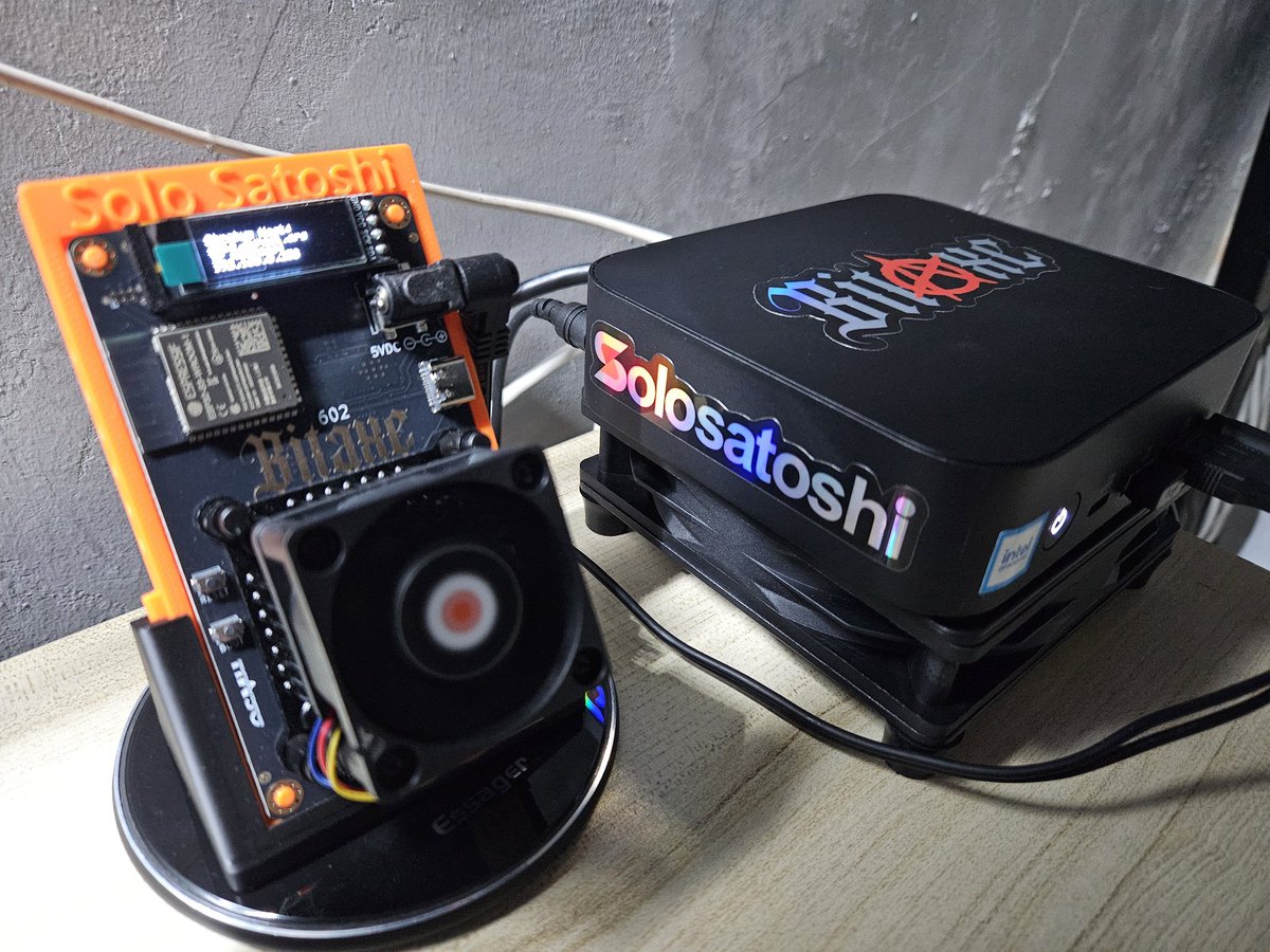 DarkRoastJedi's tweet image. Love the stickers! @SoloSatoshi #Bitaxe #SoloMiner #BitcoinNode