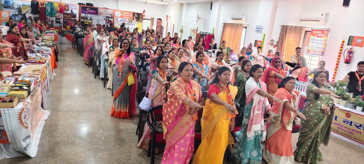 BJP4Rajasthan's tweet photo. आज भीलवाड़ा में "आत्मनिर्भर भारत संकल्प अभियान" एवं स्वदेशी मेला कार्यक्रम के तहत भव्य महिला सम्मेलन का सफल आयोजन किया गया। कार्यक्रम में वक्ता के रूप में श्रीमती पायल परसरामपुरिया सम्मिलित हुई।

इस दौरान राजस्थान सरकार में श्री विश्वकर्मा कौशल विकास बोर्ड के अध्यक्ष श्री @ramgopal4bjp, भाजपा प्रदेश महामंत्री एवं सांसद श्री @DamodarAgarwalB, भीलवाड़ा जिला अध्यक्ष श्री प्रशांत मेवाड़ा, जिला प्रमुख श्रीमती बरजी देवी भील, महिला मोर्चा जिलाध्यक्ष श्रीमती मंजू पालीवाल, कार्यक्रम संयोजक श्रीमती रेखा अजमेरा सहित भीलवाड़ा जिला कार्यकारिणी सदस्य उपस्थित रहे।