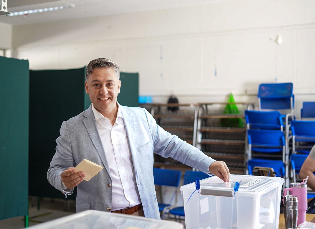 Esta mañana ejercí mi deber cívico y acompañé al candidato presidencial en su llegada al local de votación.
La democracia se ejerce con responsabilidad y respeto por nuestras instituciones.