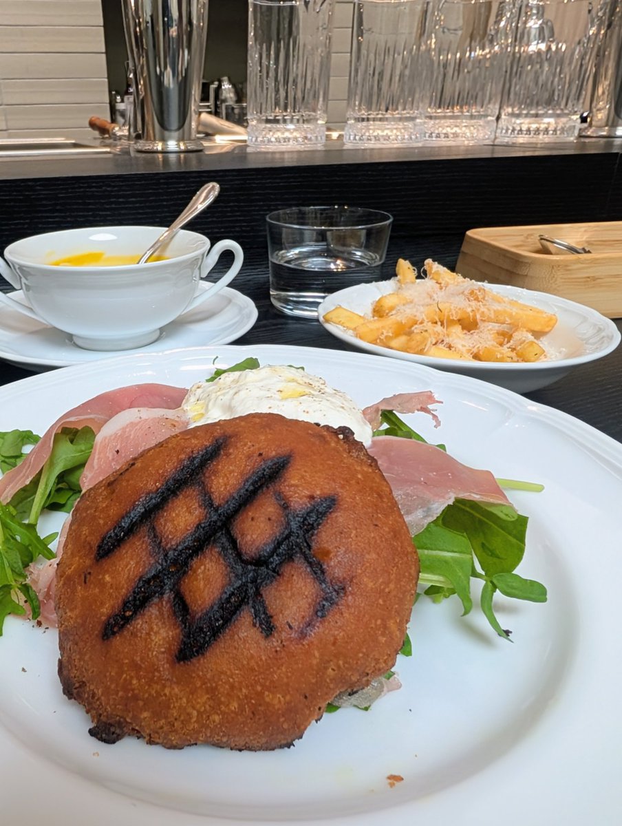 Fre_bull_D's tweet image. #高輪ゲートウェイ　#ニュウマン高輪ルフトバウム　#LOOPS  #緑化　#インドアグリーン　#壁面緑化　#グリーン
#ランチ　#ドーナツ
お目当てのお店へ辿り着けない！雰囲気ある薄暗さとたくさんの緑が入り混じり迷子の大人たち続出！困り果てて笑ってしまう🫨LOOPSのハモンセラーノのドーナツ🥯😊