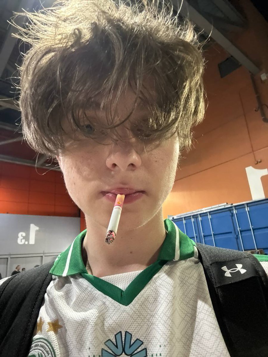 Kyousuke é uma pika, cara perdeu meteu um acontece, e meteu essa foto fumando. 
Isso é ter testo