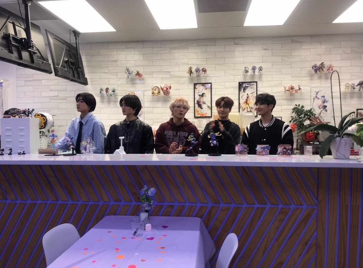 Hanjunator's tweet image. I can’t believe it’s been a year sence I met Eastshine in person. It’s also been 2 years sence their debut. I’m so proud of how far they have come! #eastshine