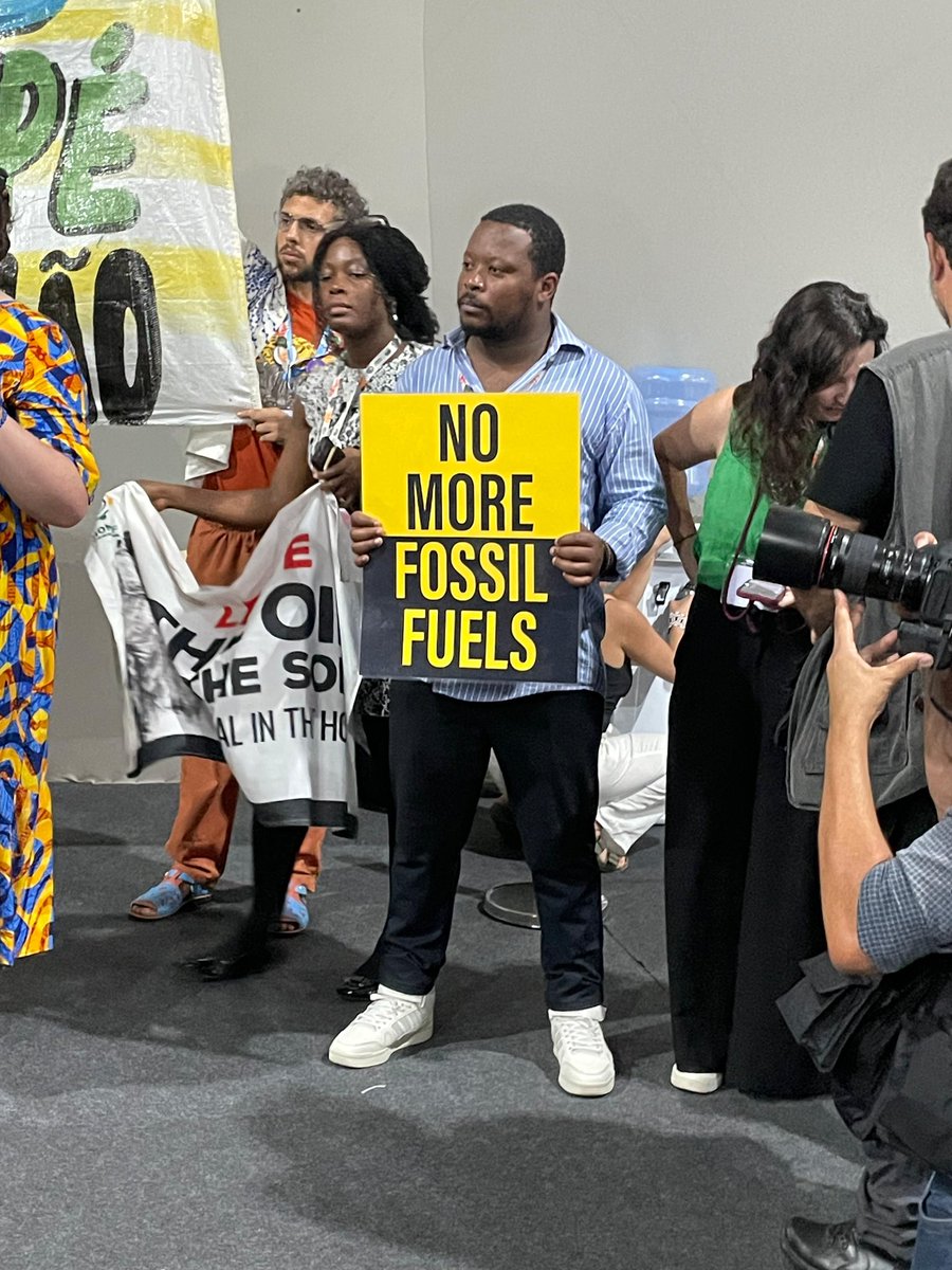 #Belem, nous avons rejoint une mobilisation contre l’expansion du pétrole et du gaz en Amazonie, pour porter la voix des communautés congolaises et ougandaises qui disent non aux projets pétroliers en RDC. 

Nous avons rappelé que chaque nouvelle licence fossile augmente la