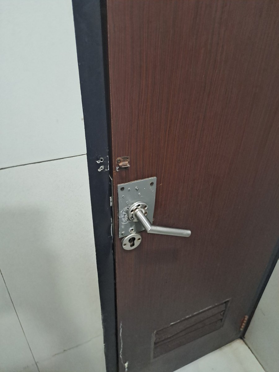 2Wiyan42617's tweet photo. @PT_Transjakarta gunannya laporan aku di ews itu apa kak kl akhirnya gagang di halte cawsen toilet cowok nya msh gini ? (Id JK2511040398) https://t.co/DRFTckkwrf