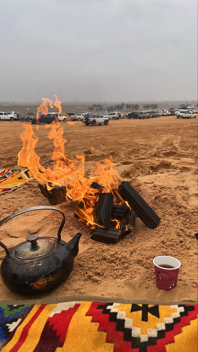 b66_5's tweet photo. شَبّيت ضُوي واشتعل واجِه الشوق
واشعل معه في حدب الأضلاع جمره
والقلب لا من هزّه الشوق وما فوق
يرجف وتنكسر الحروف من كثر حَرّه
والليل لا ضاق اتسع من وصل طاروق
يسري مع أنفاسي ويكشف لي سِرّه
يا جعل ما بيني وبينك ولف وذوق
تبقَى على طول الليالي لين بَدره… https://t.co/NvcgD1aOID