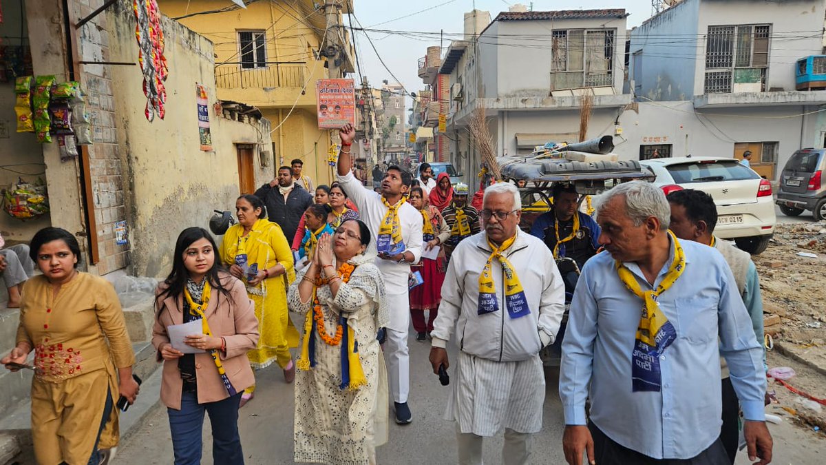 vinayymishraap's tweet image. पश्चिमी दिल्ली लोकसभा के नजफगढ़ विधानसभा के ढीचाऊँ वार्ड-128 (जय विहार) में MCD उपचुनाव प्रचार में आज आम आदमी पार्टी की उम्मीदवार श्रीमती नीतू कश्यप चौहान जी के साथ जय विहार में पदयात्रा की और स्थानीय निवासियों से AAP को भारी मतों से विजयी बनाने की अपील की।

हर गली, हर मोहल्ले…