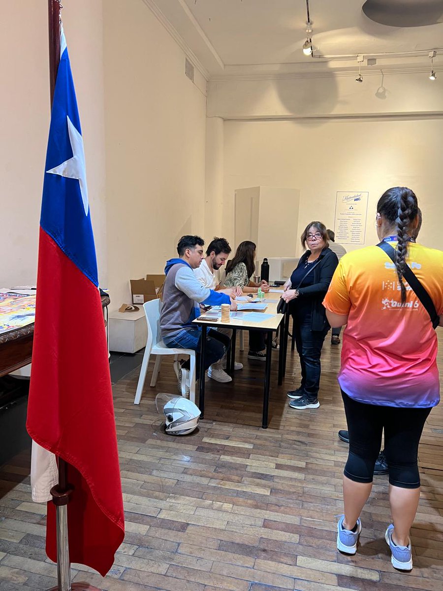 #VotoExterior | ¡Recuerda! Este 16 de noviembre es la Elección Presidencial en Chile y en el extranjero. El horario de votación es de 8:00 a 18:00 hrs. Encuentra más información en bit.ly/votoexterior20…

En Rosario ya iniciamos la votación!!!!