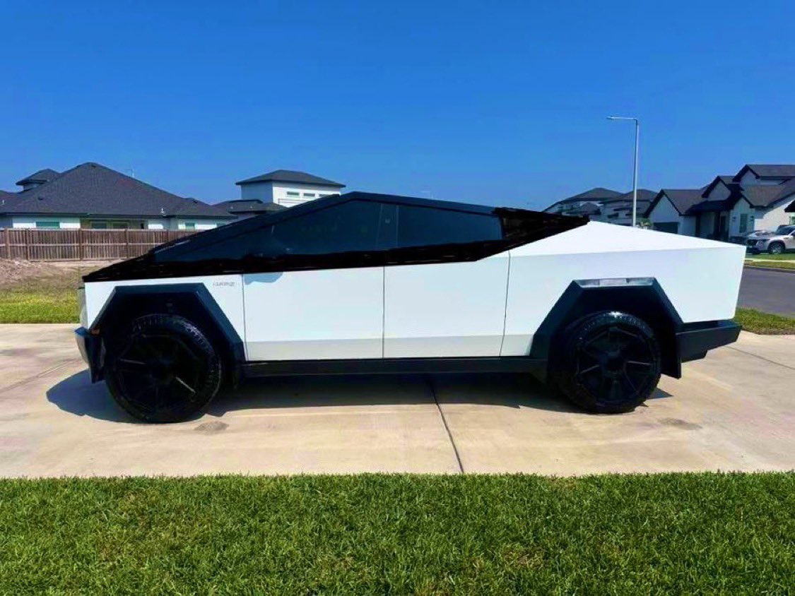 EvasTeslaSPlaid's tweet photo. Black/white Tesla Cybertruck is true class and power in one. https://t.co/iLz0Y1dzMS