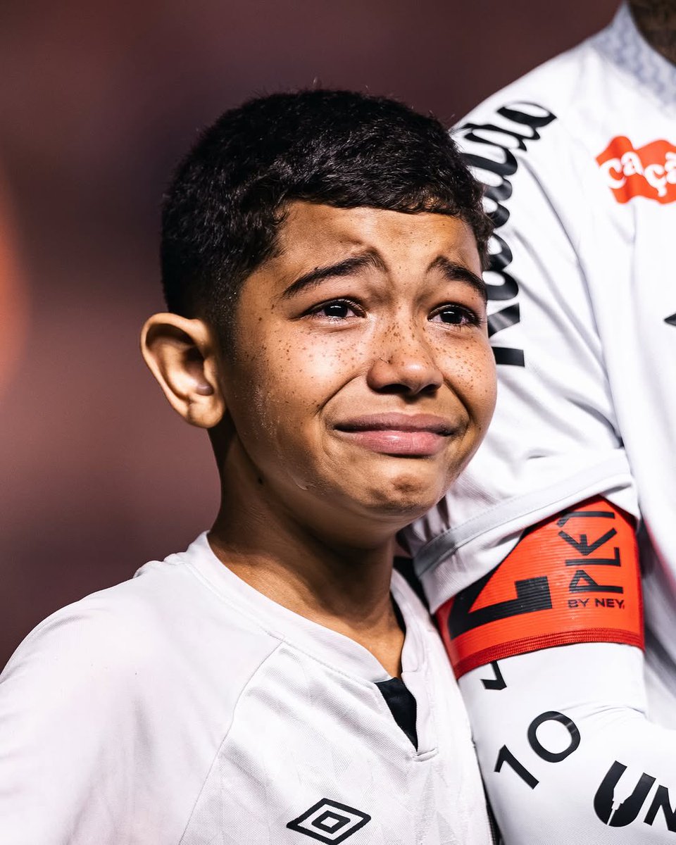 njdmarlon's tweet photo. A emoção de entrar com seu ídolo em campo…❤️ https://t.co/W1tj2dvYlj