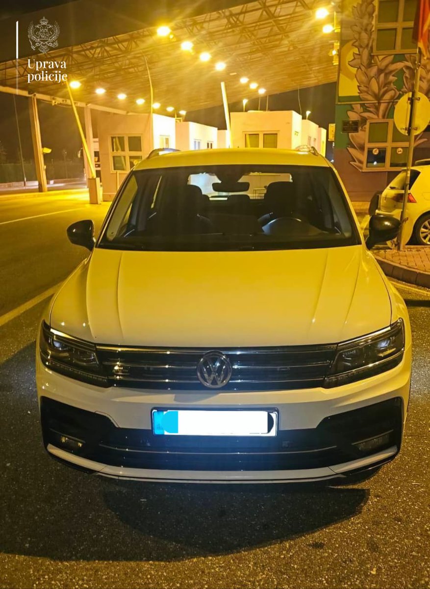 PolicijaCG's tweet image. 👮Službenici granične @PolicijaCG u #UL su na GP Sukobin, kontrolisali 🚘 marke "VW Tiguan", kojim je upravljao L.S. iz 🇽🇰.
🔎Provjerom je utvrđeno da se vozilo potražuje od strane NCB Interpola 🇨🇭 nakon čega je oduzeto i predato policiji u Ulcinju na dalje postupanje.