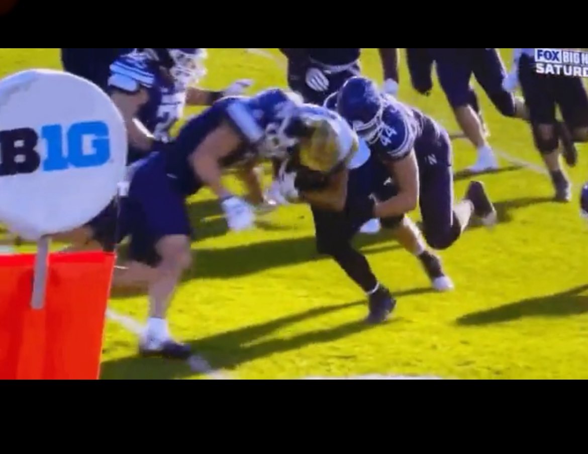 the_hoks's tweet photo. @MichigansLethal @IncreasedOdd @itsAntWright This is not the crown of the helmet bozo. I don’t even give a fuck about these teams and this isn’t targeting. He did not spear him. https://t.co/q9Di0OnDed