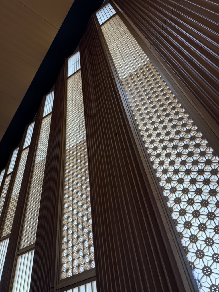 4f48kpMjSS8hjPt's tweet image. 25/11/16(日)16:00開演 林部智史 CONCERT TOUR 2025・秋〜愛させてくれてありがとう〜やまぎん県民ホール(山形県総合文化芸術館)陽射しが肌寒い風を吹き飛ばし秋麗ら🍂県内各地でイベントが😍林部さんの登場も＂ただいま＂から語り口はとても穏やか歌唱も丁寧で余韻が💓締めの挨拶は＂ありがとさま＂😄