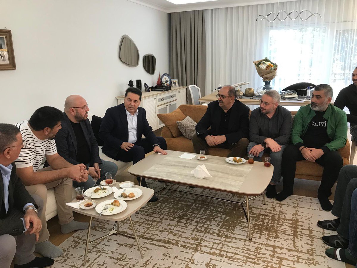 drgurbuzcapan1's tweet photo. Yaklaşık 13 ay boyunca özgürlüğünden mahrum bırakılan Esenyurt Belediye Başkanımız @profdrahmetozer’e geçmiş olsun ziyaretinde bulundum.
#Esenyurt’un iradesi, dayanışması ve vicdanı hiçbir duvarı tanımaz.
Ahmet Başkan’a bir kez daha ‘hoş geldin’ diyorum. https://t.co/6LcauNLP0y