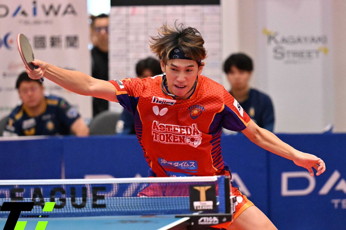 TPlus_SBD's tweet image. 第3マッチは
#松平健太 と #吉村真晴 が対戦。

前陣での打ち合いとなり、観客から大きな声援が起きる。お互い1ゲームずつを取り合う展開となるが、3ゲーム目以降はギアを入れ替えた吉村に軍配が上がった。

@kanazawaport 
@ryukyuasteeda 
@TLEAGUE_PR 

#卓球 #Tリーグ