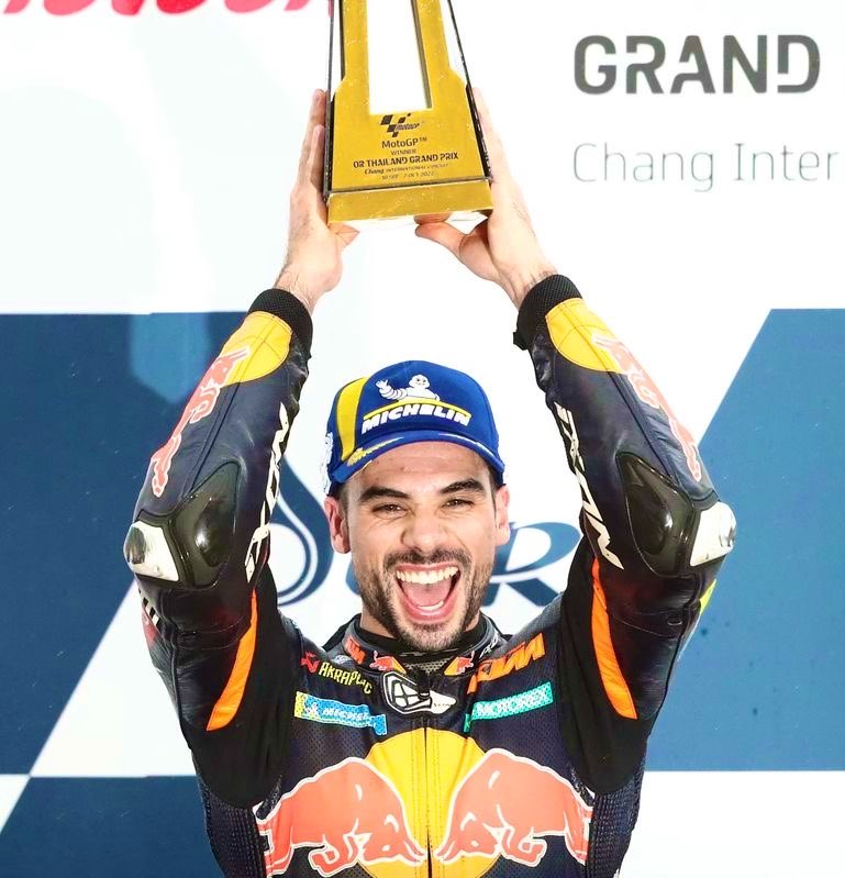 17 vitórias, 41 pódios, 5 poles - conquistas que ficarão para sempre na história.
Mas tu foste muito mais do que números. 
Foste momentos, magia e criaste memórias que nunca esquecerei.
O 𝟴𝟴 será sempre, para mim, o nº 1.
Obrigada por nos fazeres sonhar contigo, Miguel 💙🇵🇹♾️