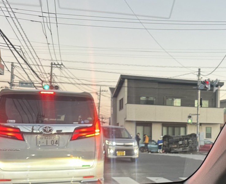 kawaguchi_safe's tweet image. ◆活動報告
外国人が日本人の事故を言挙げし、自分たちの事故を正当化していたので、状況確認のため現地取材。

最初の写真の通り、横転する激しい事故だったので、被害が生々しい。

こちらの方の駐車車両が被害にあってしまったとのこと。

くれぐれも事故には注意して欲しい。…