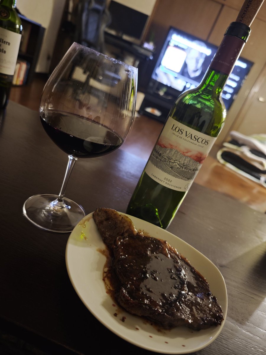 AG_3358's tweet photo. 肉とワインとクラプトン最高だ👏🏽
#ワイン #losvascos  #ericlapton https://t.co/wDeAxA5ntQ