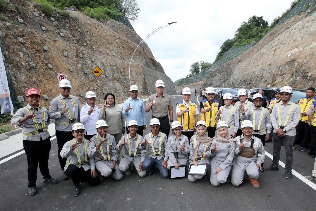 AgusYudhoyono's tweet photo. Melanjutkan perjalanan dari Labuan Bajo, perjalanan berlanjut di lokasi pembangunan Jalan Lintas Utara Flores. Sebuah proyek vital yang akan menghubungkan Labuan Bajo hingga Portoreo sepanjang 141 km. Saat ini, masih ada 88 km yang belum teraspal dan akan terus kita kejar pembangunannya. 🛣️✨

Jalan selebar 6 meter ini diharapkan akan memangkas waktu tempuh secara signifikan, dari 6-7 jam menjadi hanya 3-4 jam. Ini akan sangat menguntungkan masyarakat, logistik, dan sektor jasa.

Dengan infrastruktur jalan yang lebih baik, potensi pariwisata di sepanjang Utara Flores, sektor pertanian, peternakan, dan ekonomi lokal lainnya akan semakin berkembang. Saya berkomitmen bersama Kementerian PU, Pemprov, dan Pemkab untuk mengawal terus progres pembangunan ini! 💪🇮🇩