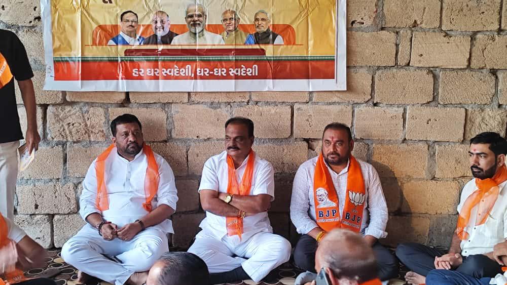 Kiritbhai_Patel's tweet image. સરસઈ (વિસાવદર)
આજે સરસઈ જિલ્લા પંચાયત સીટના સ્નેહ મિલન પ્રસંગે ઉપસ્થિત રહીને ગામના આગેવાનો, કાર્યકરો તથા વતનીઓ સાથે હૃદયપૂર્વકની મુલાકાત કરવાનો સ્નેહભર્યો અવસર મળ્યો.