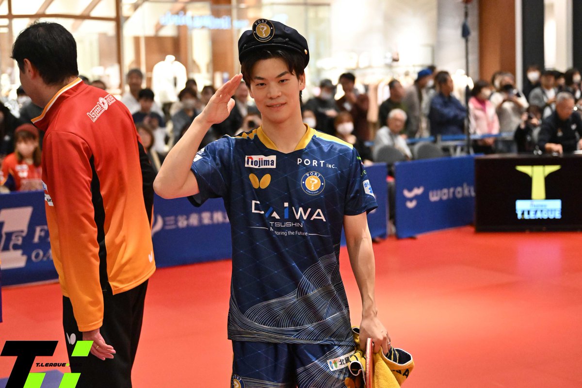 TPlus_SBD's tweet image. 第4マッチは
#𠮷田雅己 と #岩井田駿斗 が対戦。

チームの勝利のために負けられない𠮷田は、1本目から気合いの入ったプレーを見せるが、攻め急いでしまい1ゲーム目を落とす。しかし2ゲーム目以降は冷静にプレーし勝利をあげた。

@kanazawaport 
@ryukyuasteeda 
@TLEAGUE_PR 

#卓球 #Tリーグ