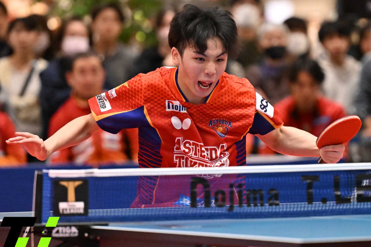 TPlus_SBD's tweet image. 第4マッチは
#𠮷田雅己 と #岩井田駿斗 が対戦。

チームの勝利のために負けられない𠮷田は、1本目から気合いの入ったプレーを見せるが、攻め急いでしまい1ゲーム目を落とす。しかし2ゲーム目以降は冷静にプレーし勝利をあげた。

@kanazawaport 
@ryukyuasteeda 
@TLEAGUE_PR 

#卓球 #Tリーグ