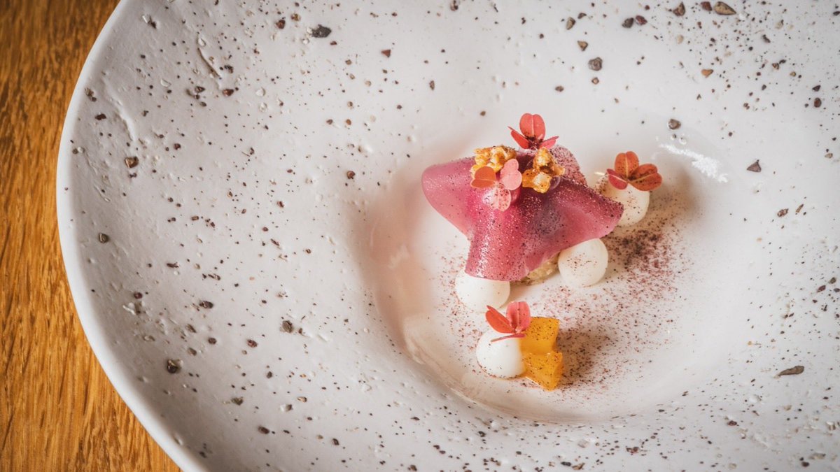 restmoorhall's tweet photo. // BLACK HAMBURG GRAPE // lemon verbena, quince and ragstone. Fresh from our glasshouse, picked the same day…

#MICHELINGBI25 #ThreeMICHELINStar25 #MICHELINGreenStar #sustainablegastronomy https://t.co/74qX9lnWIJ