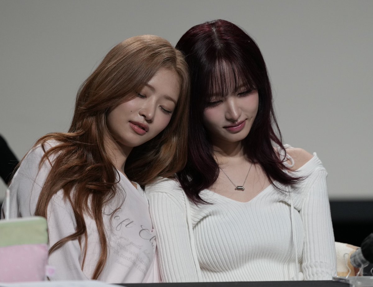 Fansites should stop white washing their photos and editing their faces small. I mean look at them they look so much better without the excessive editing and natural skin tones. Btw Liz's hair color is more visible this way